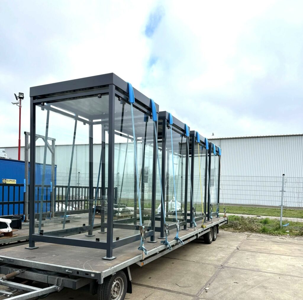 Van Keulen naar Myla: rookoverkappingen van SKWshop 4 Drie rookoverkappingen Myla 1,5x1,5 meter op vrachtwagen gereed voor transport en montage